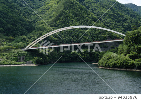 シンプルできれいな形の鹿鳴峡大橋 94035976