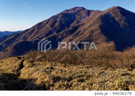 竜ヶ岳稜線を行く登山者と雨ヶ岳・毛無山 94036279