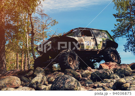 4x4 jeep SUV car rides rocks in an off-road...の写真素材 [94036875] - PIXTA