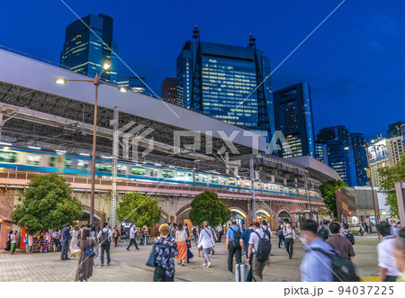 日本の東京都市景観 新橋駅などを望む（夜景） 94037225
