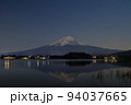 河口湖畔から見る夜の富士山 94037665
