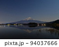 河口湖畔から見る夜の富士山 94037666