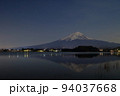 河口湖畔から見る夜の富士山 94037668