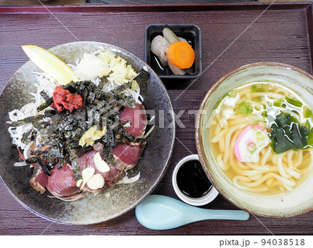 おむすびころりんの鰹のタタキ丼定食 高知県高知市仁井田 おむすびころりんの鰹のタタキ丼定食 高知県高知市仁井田 94038518