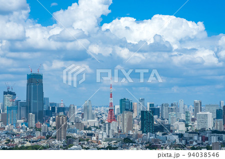 真夏の積乱雲浮かぶ東京都市風景 94038546