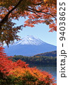 富士山と紅葉 94038625