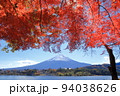 富士山と紅葉 94038626