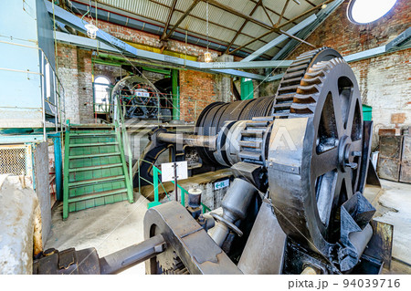 夏の万田坑　巻き上げ機　熊本県荒尾市 94039716