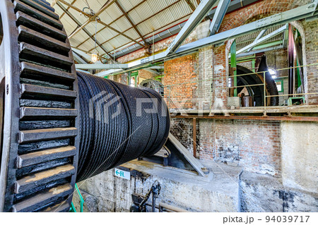 夏の万田坑　巻き上げ機　熊本県荒尾市 94039717
