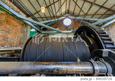 夏の万田坑　巻き上げ機　熊本県荒尾市 94039720