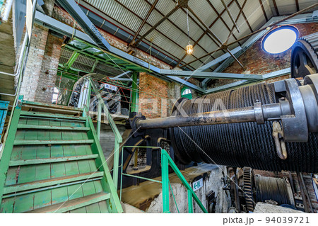 夏の万田坑　巻き上げ機　熊本県荒尾市 94039721