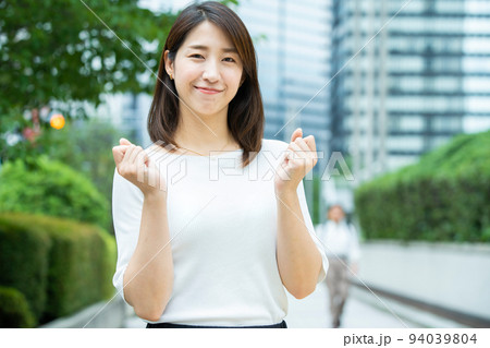 応援　女性 応援する女性の写真素材 [94039804] - PIXTA