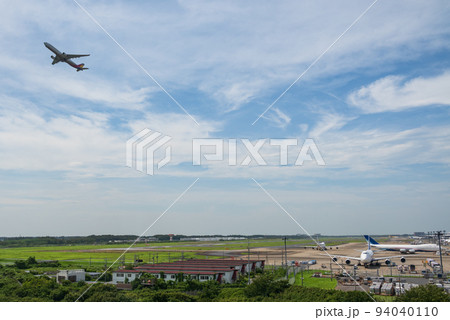 成田空港の滑走路から飛び立つ旅客機と待機中のジャンボ貨物機 94040110