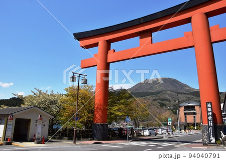 箱根町　箱根神社第一鳥居と駒ケ岳と新緑 94040791