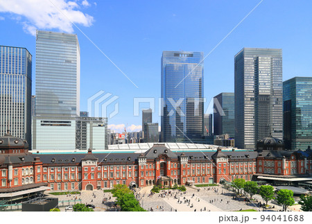東京駅丸の内駅舎と超高層ビル群 94041688