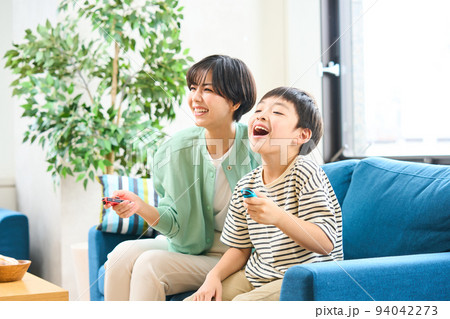 ソファーに座りゲームをする親子　母親と息子 94042273