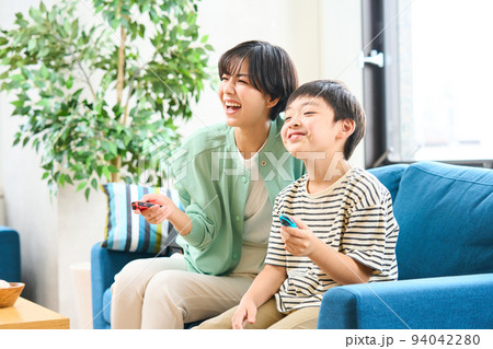 ソファーに座りゲームをする親子　母親と息子 94042280