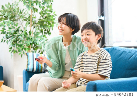 ソファーに座りゲームをする親子　母親と息子 94042281