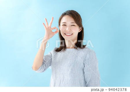 OK 女性 ブルーバック OK 女性 ブルーバック 94042378
