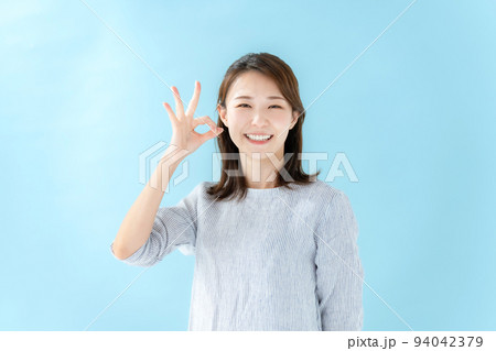 OK 女性 ブルーバック OK 女性 ブルーバック 94042379