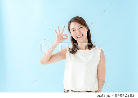 OK　女性　ブルーバック 94042382