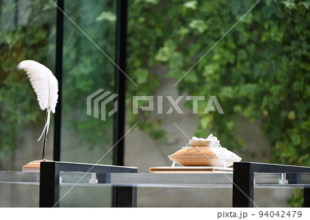 結婚式場のリングピローと羽ペンのイメージ 94042479