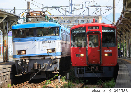 EF81形電気機関車(JR貨物)とキハ200系気動車(JR九州) EF81形電気機関車(JR貨物)とキハ200系気動車(JR九州) 94042588