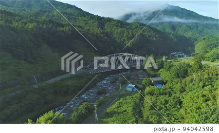 山間の川に架かる鉄橋 94042598