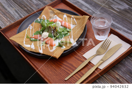 山頂のテラス席で味わうガレット 94042632