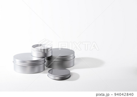 保湿クリームが入った大小2サイズのアルミ製ジャー容器 保湿クリームが入った大小2サイズのアルミ製ジャー容器 94042840