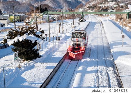 【豊浦駅】待避線で待機する除雪車 【豊浦駅】待避線で待機する除雪車 94043338