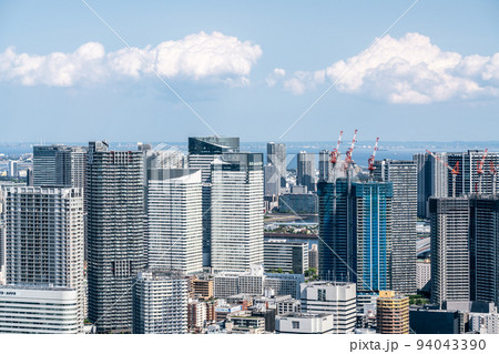 【東京都】晴天の都市風景 94043390