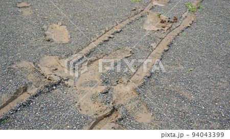 雨でぬかるんだグラウンド 94043399