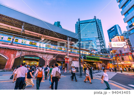 日本の東京都市景観 7週世界最多・死者数4週世界2番目。行動制限なし…新橋駅には多くの人出＝9月5日 94043405