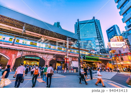 日本の東京都市景観 7週世界最多・死者数4週世界2番目。行動制限なし…新橋駅には多くの人出=9月5日 日本の東京都市景観 7週世界最多・死者数4週世界2番目。行動制限なし…新橋駅には多くの人出=9月5日 94043413