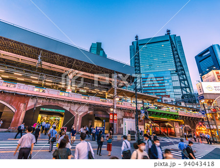 日本の東京都市景観 7週世界最多・死者数4週世界2番目。行動制限なし…新橋駅には多くの人出=9月5日 日本の東京都市景観 7週世界最多・死者数4週世界2番目。行動制限なし…新橋駅には多くの人出=9月5日 94043418