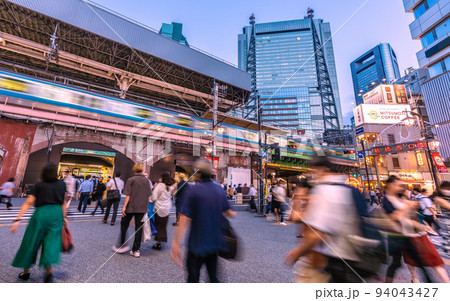 日本の東京都市景観 7週世界最多・死者数4週世界2番目。行動制限なし…新橋駅には多くの人出=9月5日 日本の東京都市景観 7週世界最多・死者数4週世界2番目。行動制限なし…新橋駅には多くの人出=9月5日 94043427