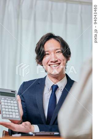 訪問営業をする若い男性 94043460