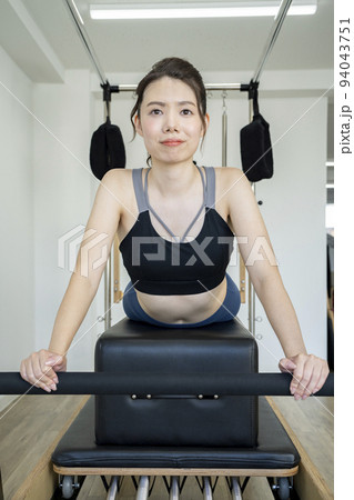 ピラティスをする若い女性 94043751