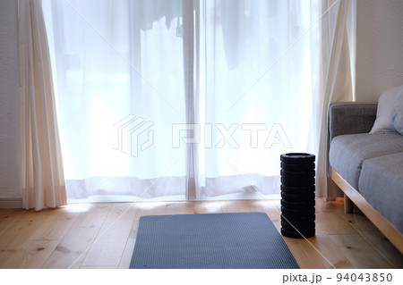 リビングでストレッチ　ヨガマットと筋膜ローラー 94043850