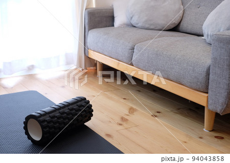 リビングでストレッチ　ヨガマットと筋膜ローラー 94043858