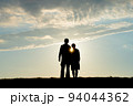 光を見つめるカップル 94044362