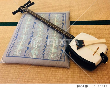 和室と津軽三味線 94046713