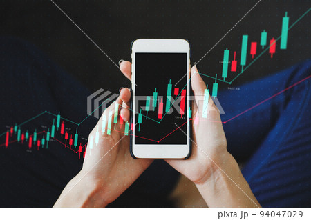 スマホと株のグラフ 94047029