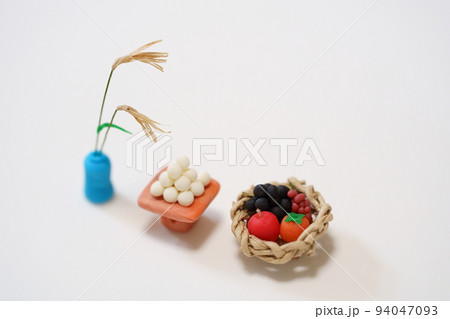 ミニチュアのお月見のお供え　ススキと月見団子、果物 94047093