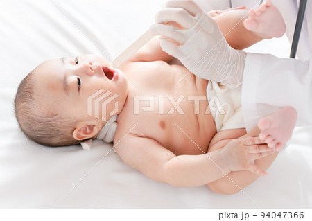 小児科で診察を受ける赤ちゃん　喉の診察　健診　乳幼児健康診査 94047366