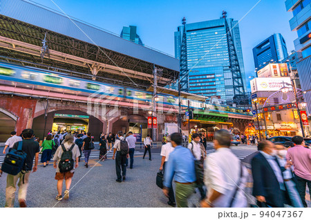 日本の東京都市景観 7週世界最多・死者数4週世界2番目。行動制限なし…新橋駅には多く人流＝9月5日 94047367