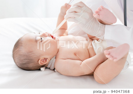 小児科で診察を受ける赤ちゃん　喉の診察　健診　乳幼児健康診査 94047368