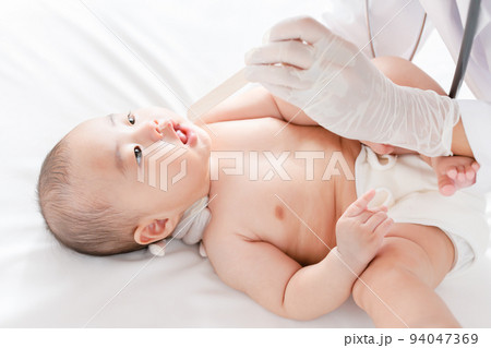 小児科で診察を受ける赤ちゃん　喉の診察　健診　乳幼児健康診査 94047369