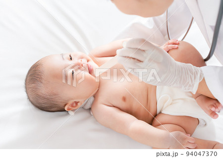楽しく診察を受ける笑顔の赤ちゃん 喉の診察 健診 乳幼児健康診査 楽しく診察を受ける笑顔の赤ちゃん 喉の診察 健診 乳幼児健康診査 94047370
